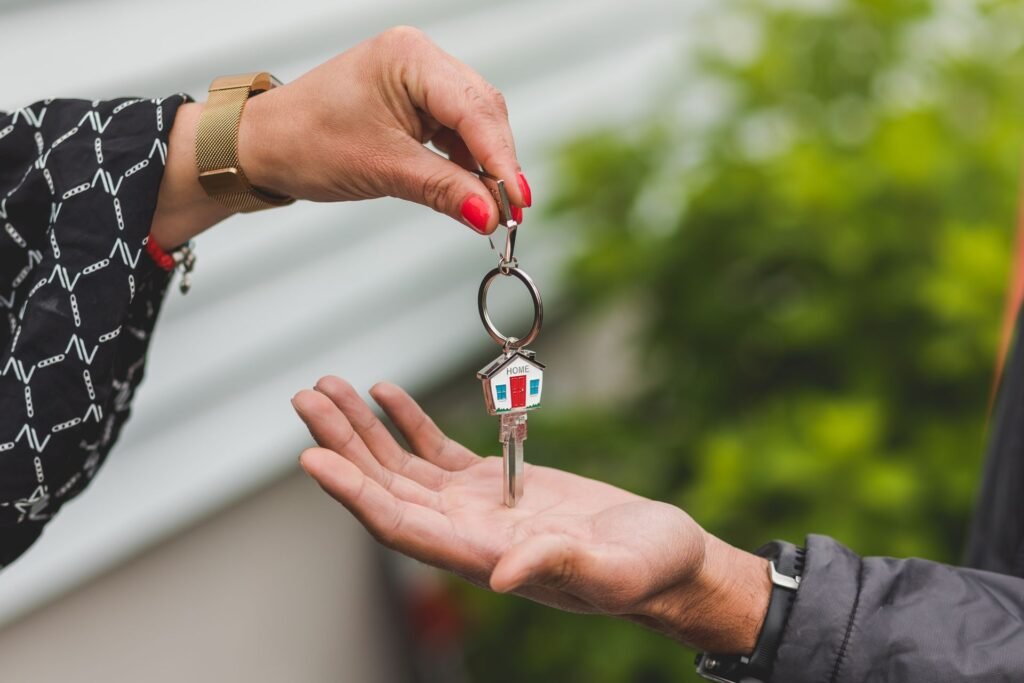Main remettant une clé à un voyageur
